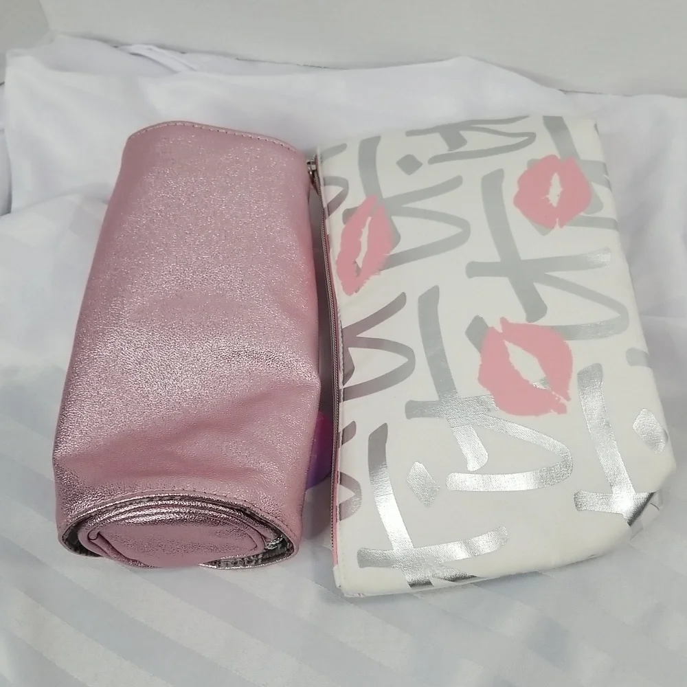 IT COSMETICS SET OF 2 - 1 BRUSH/COSMETIC CASE -1LGE COSMETIC BAG